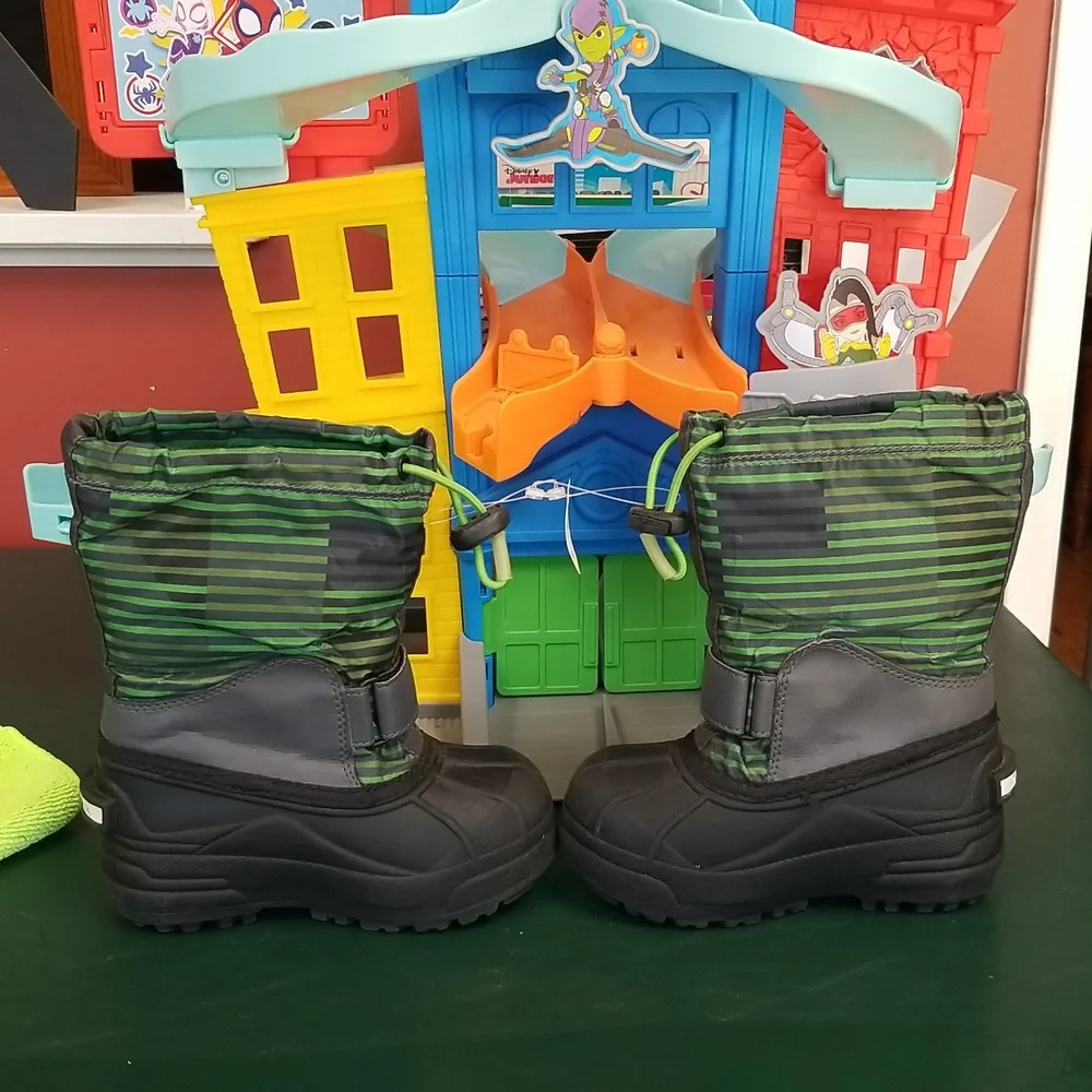 NWT Columbia Kids Green & Black Striped Winter Boots - Size 9